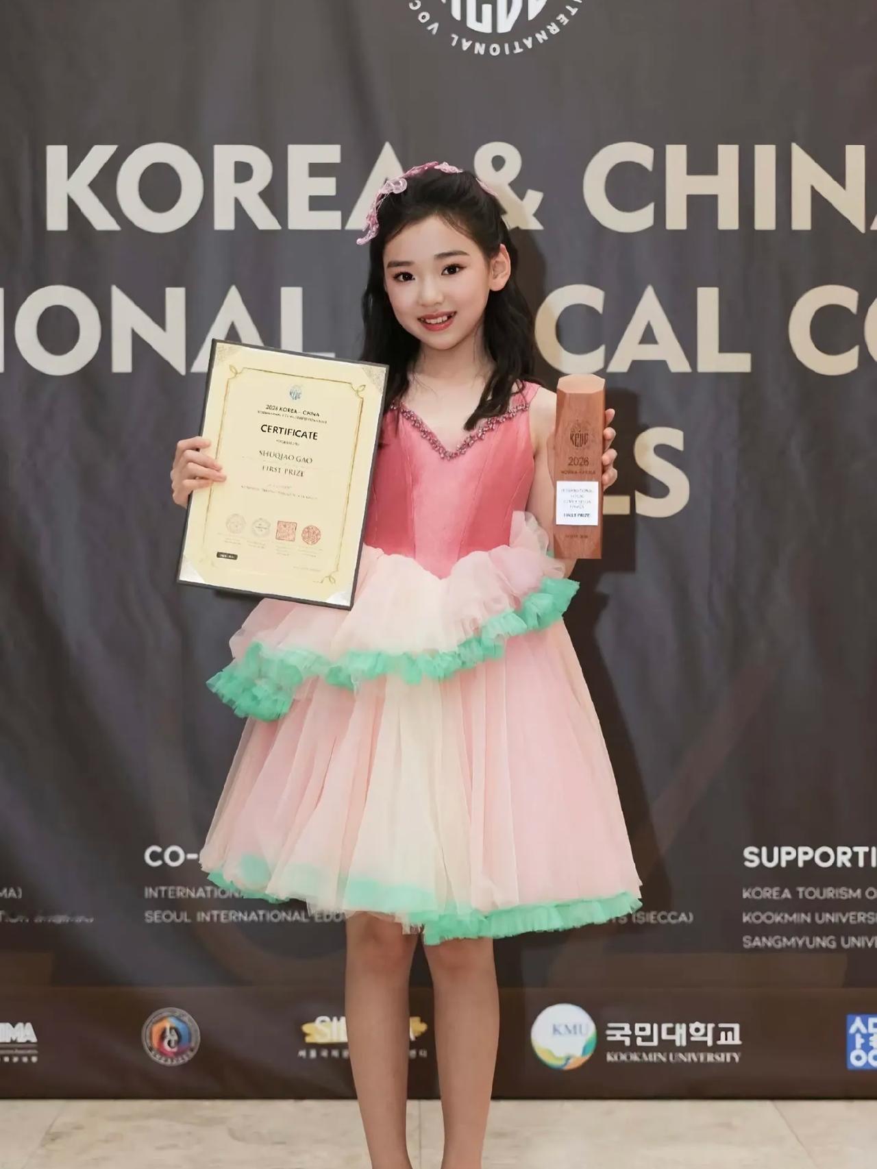 谁家的小故娘这么出彩！必须点赞

近日，在中韩国际声乐大赛的舞台上，董璇的女儿小