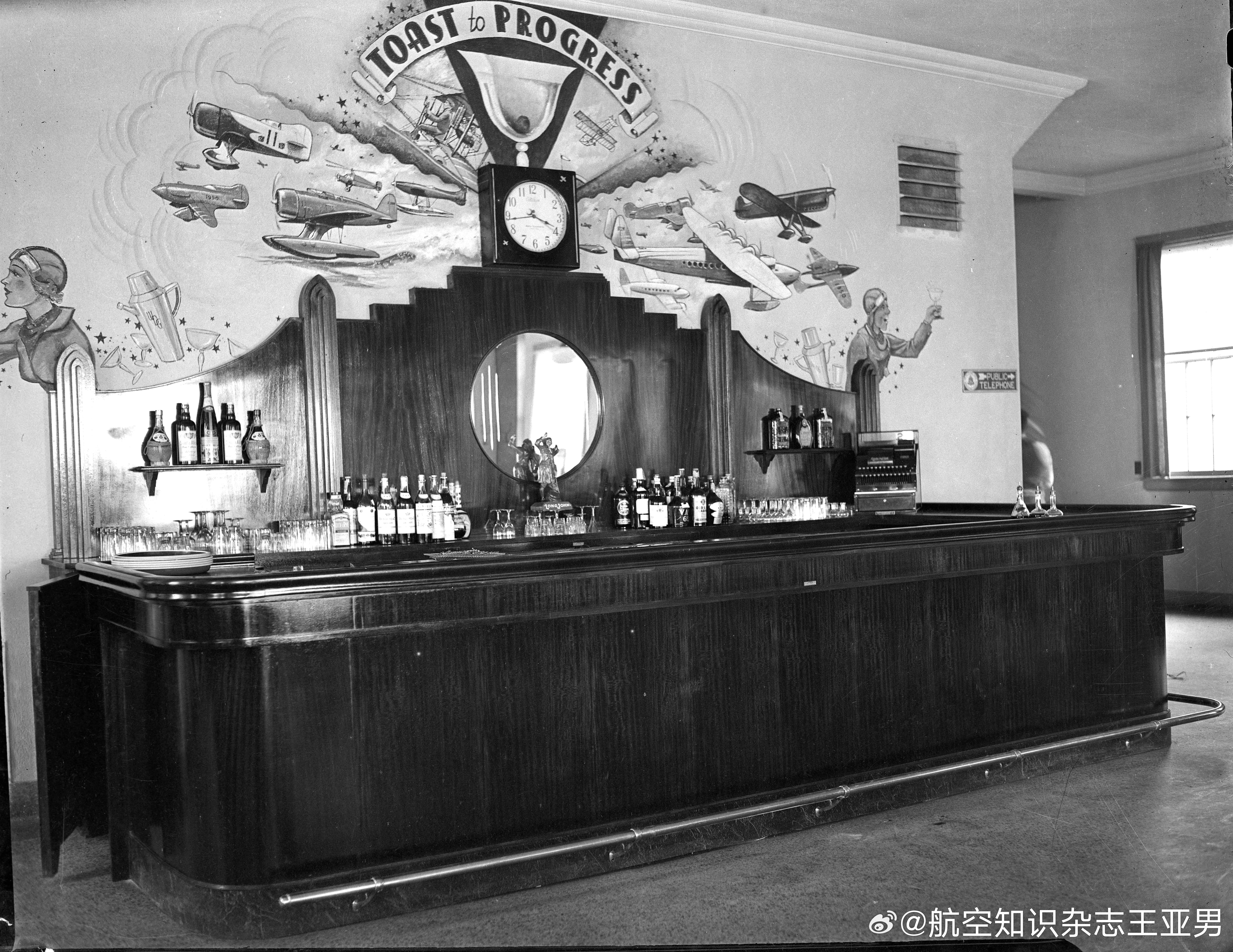 1935年拍摄的美国罗斯福机场内的小酒吧。20世纪30年代正是商业航空第一次蓬勃