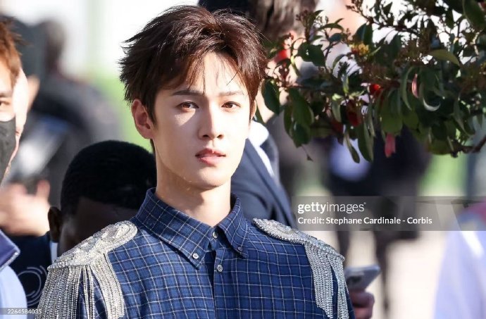 李昀锐巴黎时装周G社生图，完全站姐水平🐮 Dior生图