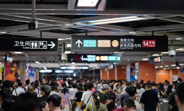 广州地铁将延长部分线路运营服务时间，方便市民出行。10月1日，一、二、三（含三北