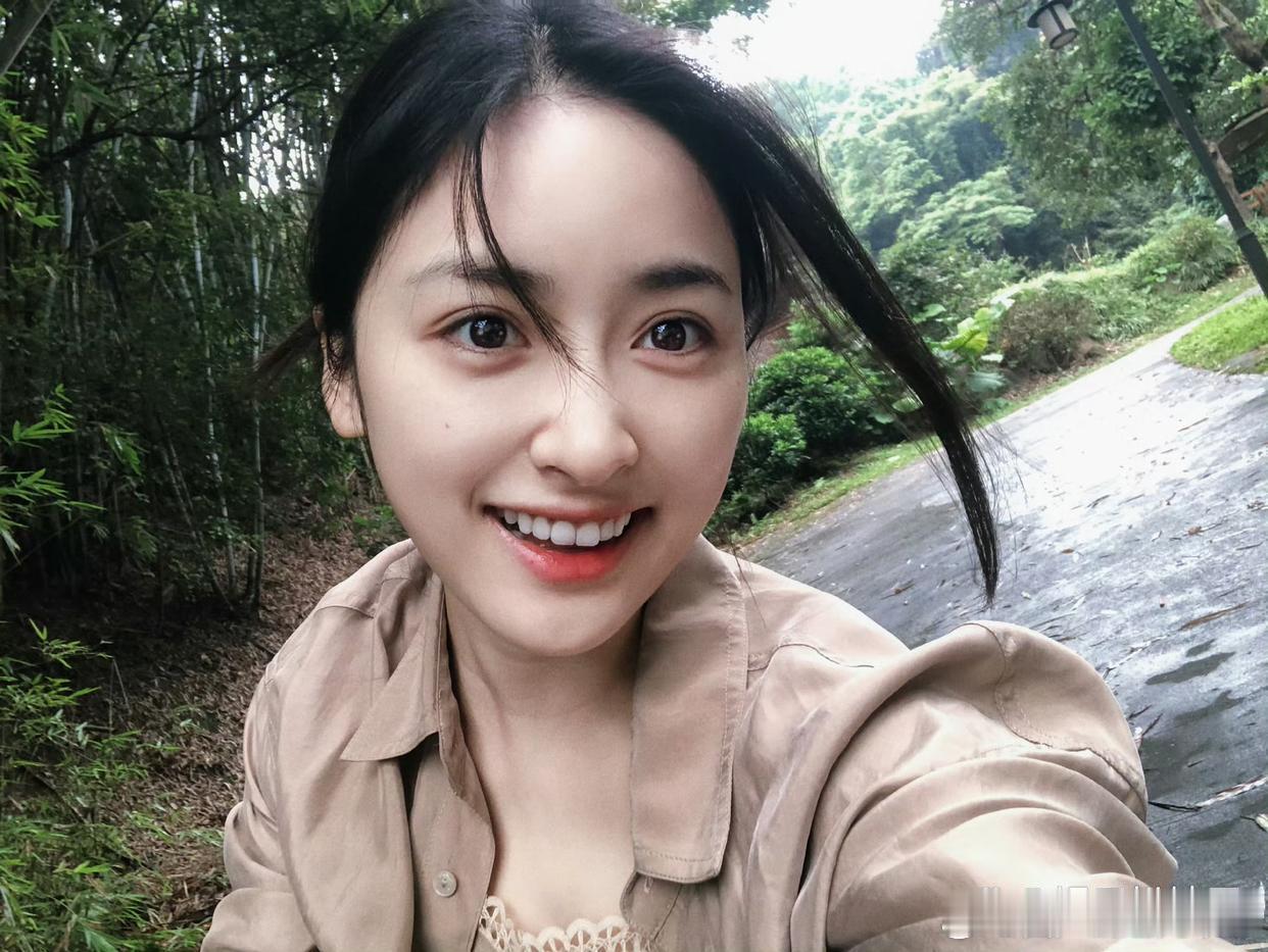 1.杨洋选择恋爱对象或伴侣，首要的标准就是颜值高，正因这一择偶标准，他经常遭到圈