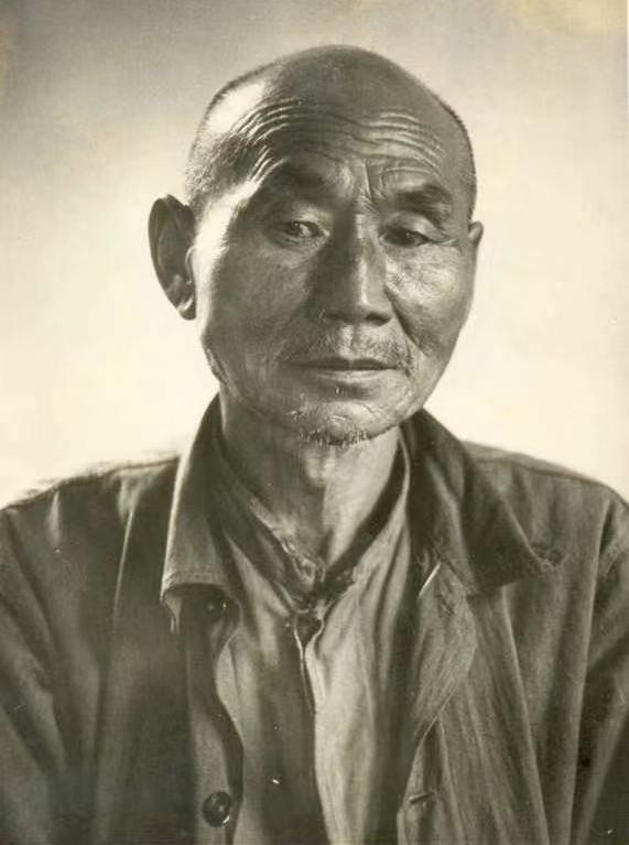 1937年，日军正在进行杀人比赛，17岁的捡破烂的少年左润德，不甘心坐以待毙，连