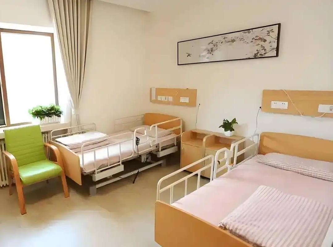 　 
江西南昌，养老院把智力低下、爱傻笑的老人安排跟89岁大爷住同一间房，某天晚