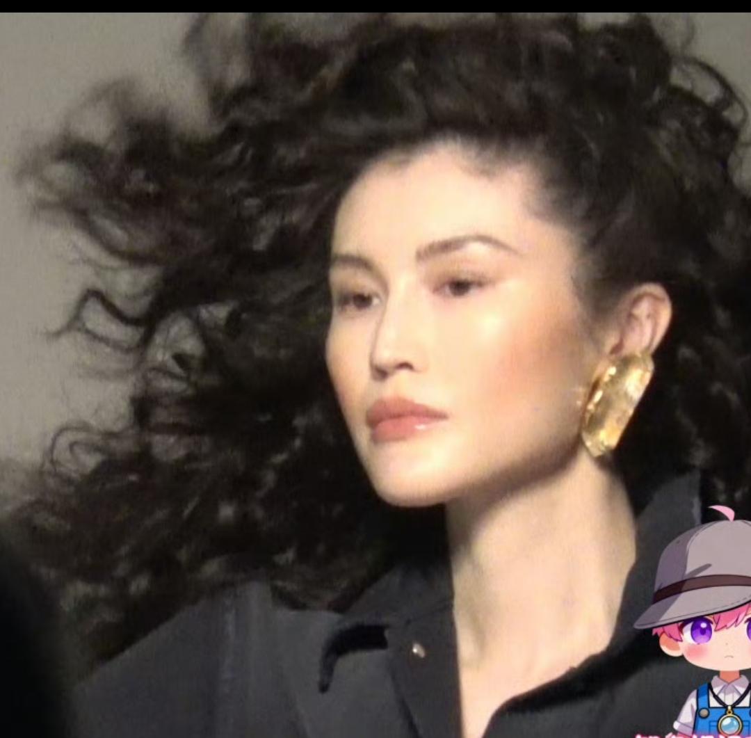 超模何穗产后复工被拍。
用网友的话说，就是梳着爆炸头，搭配夸张耳饰，产后状态不错