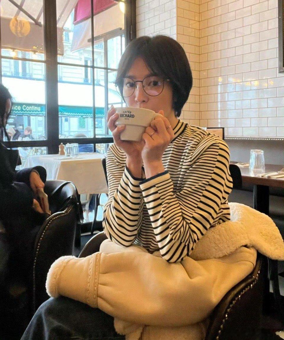 换季换发型的天花板操作！新短发比之前更灵动，鬓角层次修饰颧骨，发尾微卷自带慵懒滤