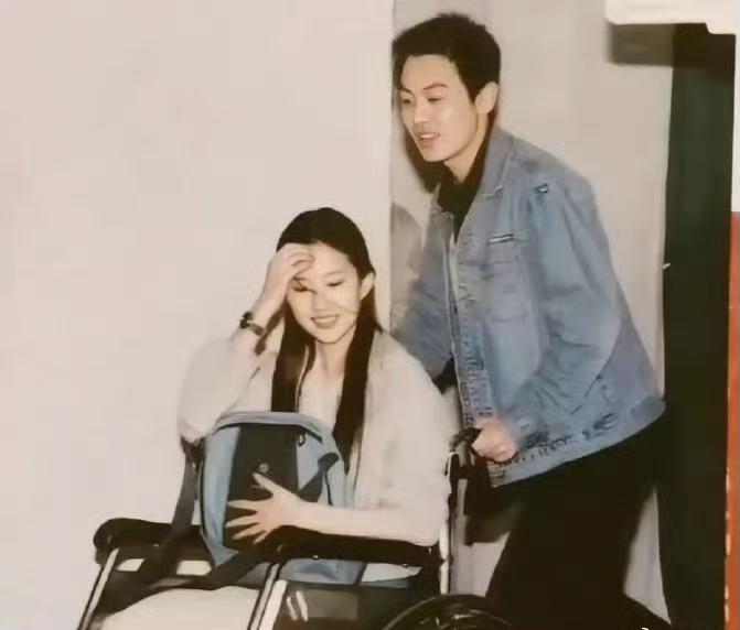 朱亚文当年推着刘亦菲的照片，可惜了，如果当年他们要是成了，现在是什么个景像，不过