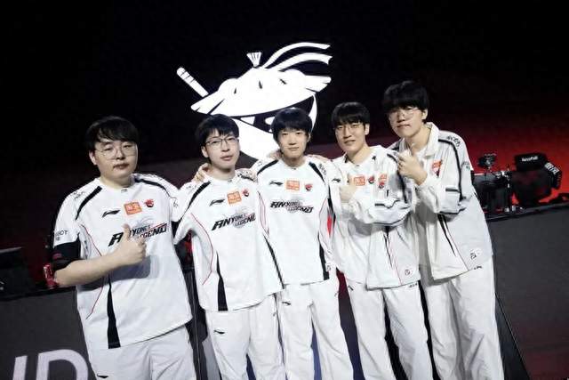 BLG vs AL 赛前狠话环节！Bin 杀人诛心，呼吸哥幽默回应！