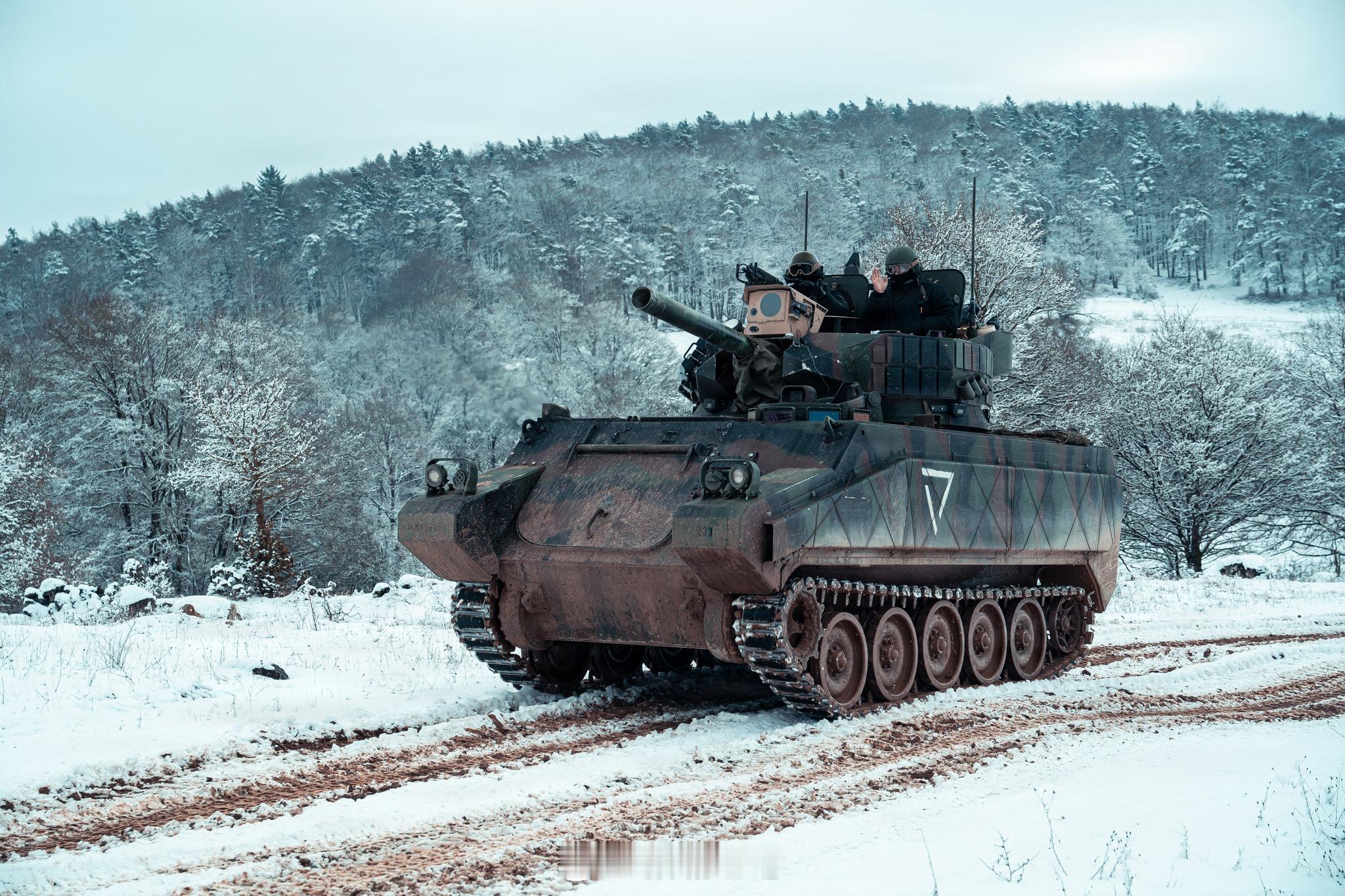 假想敌 2026 年 1 月，在德国训练期间，美国陆军的 T-80BV-M113