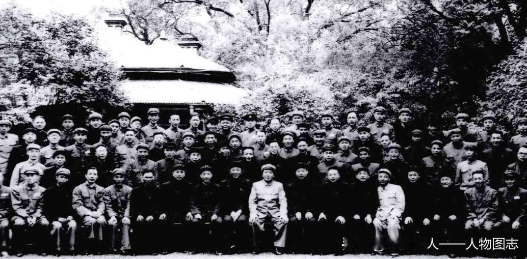 1951年5月，毛泽东与第三次全国公安会议代表合影，