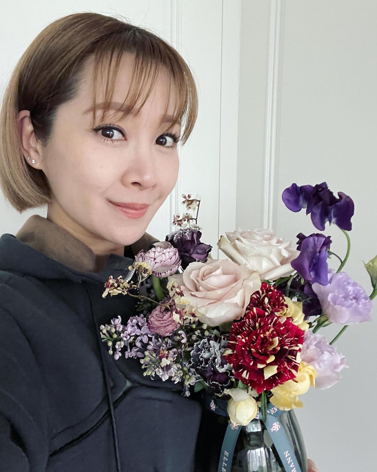 她当年是香港很出名女歌手，应该很多人都听过她的歌曲，但估计很少人知道她的名字