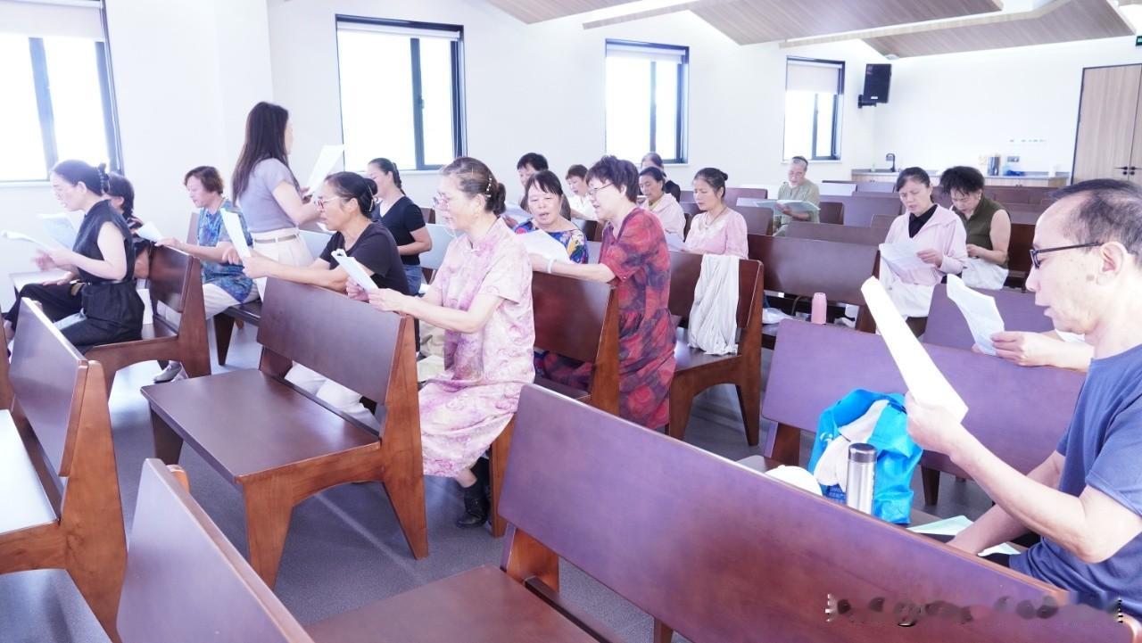 问题出在哪儿？耳朵听偏了方向。人声合唱里，低音浑厚绵长，像大地般沉稳，高音清亮飘