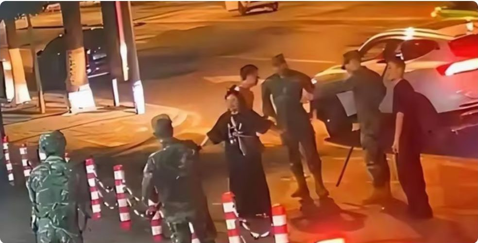 胆大包天！男子在武警门口挑衅殴打母女，武警哨兵当场制服 