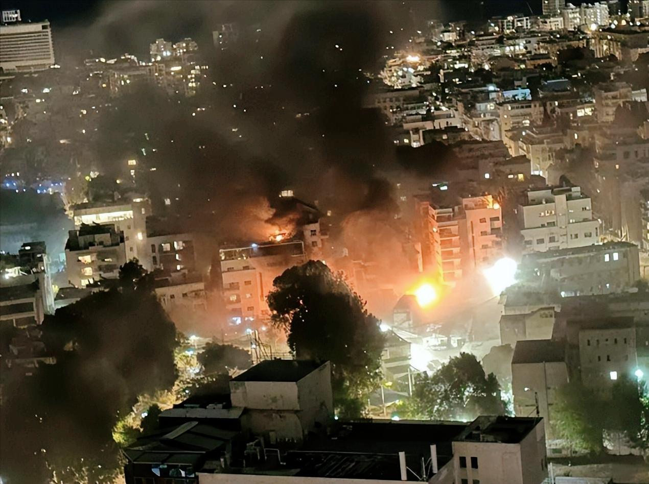 伊朗导弹砸向美军基地，炸了。特朗普这回真被架在火上烤了！
  伊朗用实际行动，发