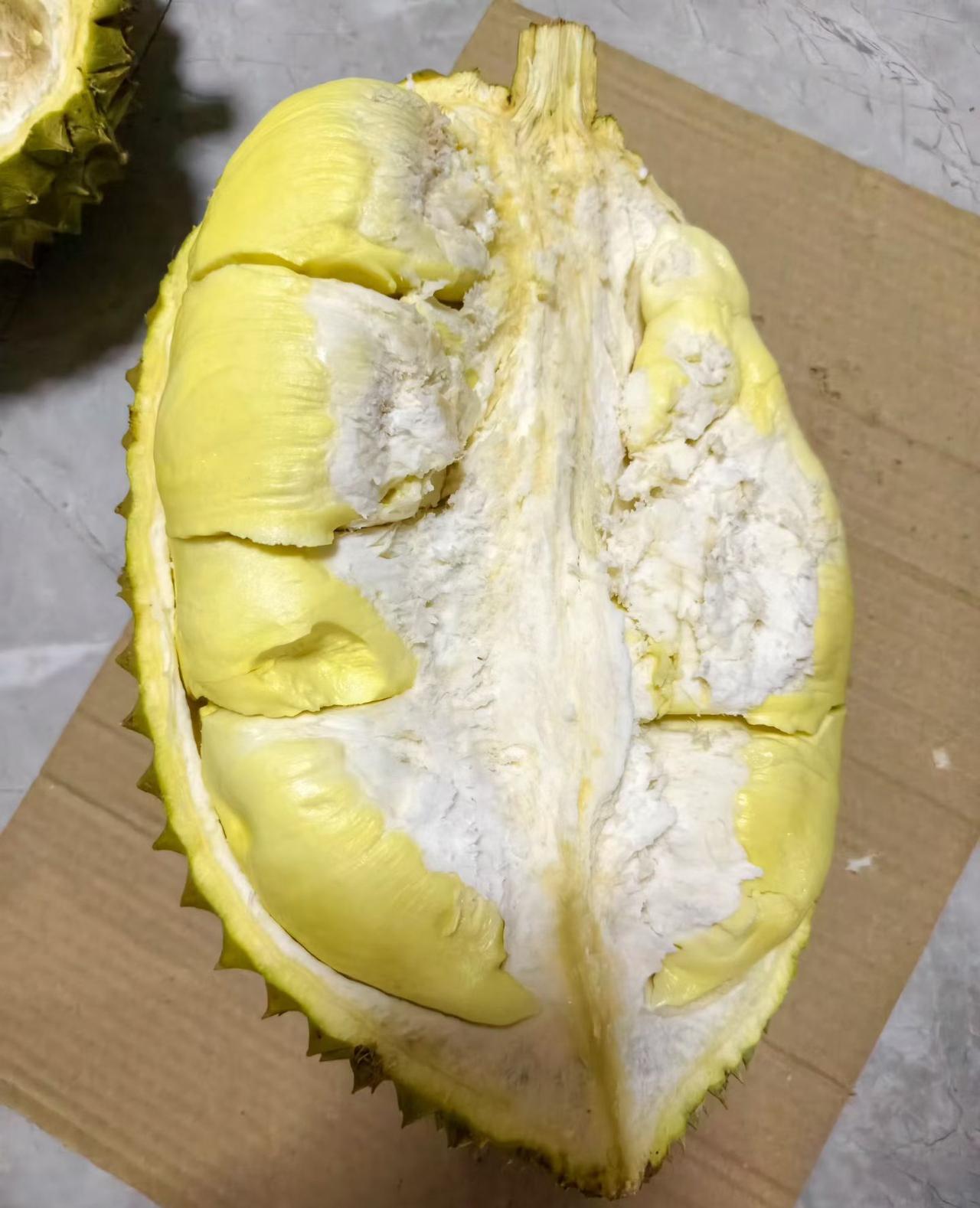 虽然广西不是榴莲的产地，价格也不便宜，但在南宁，总能买到品质很好的金枕榴莲，吃上