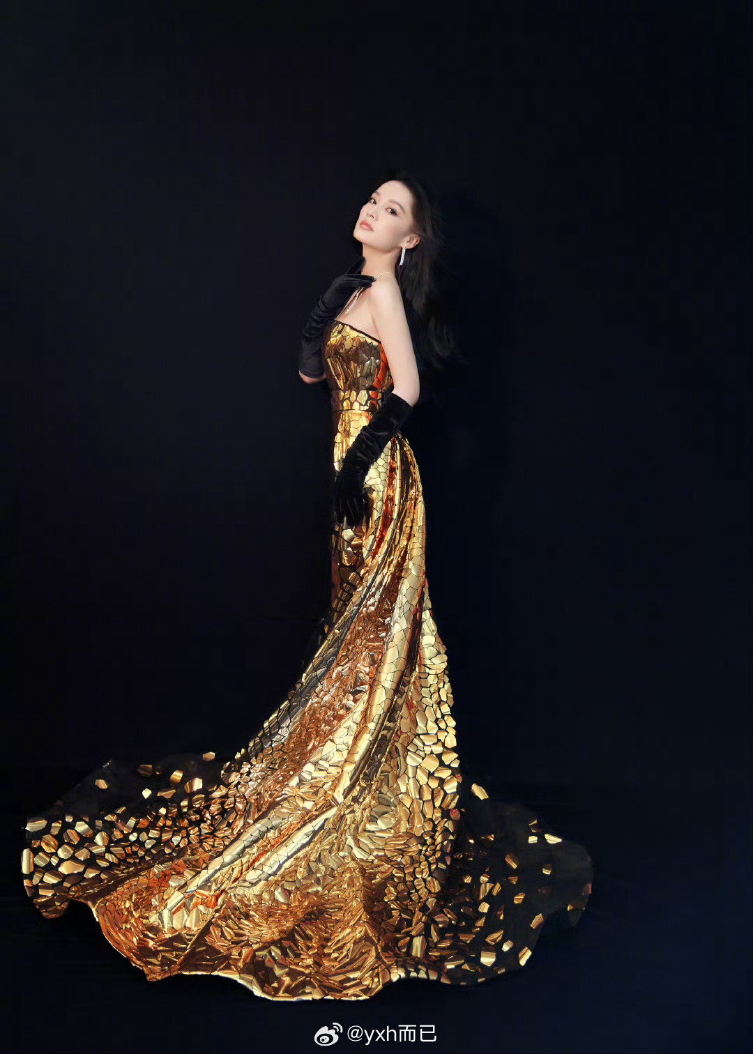 李沁蛇系美人 沁姐今天这身金色礼服好看 高贵冷艳气质佳！ 