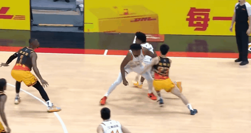 古德温力压小胖成上海第一外援！干拔三分命中还能造成犯规



古德温从山西来到上