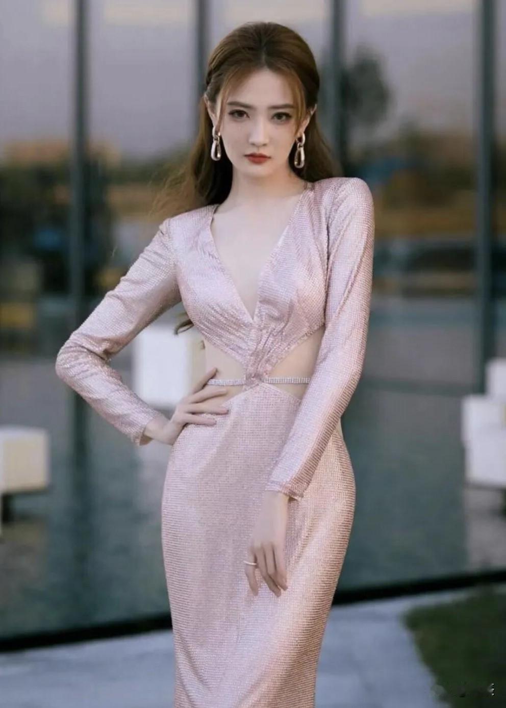 不得不说，穿粉色长裙的除璐那优雅气质直接拉满，简直是都市时尚的代名词。粉色本就甜