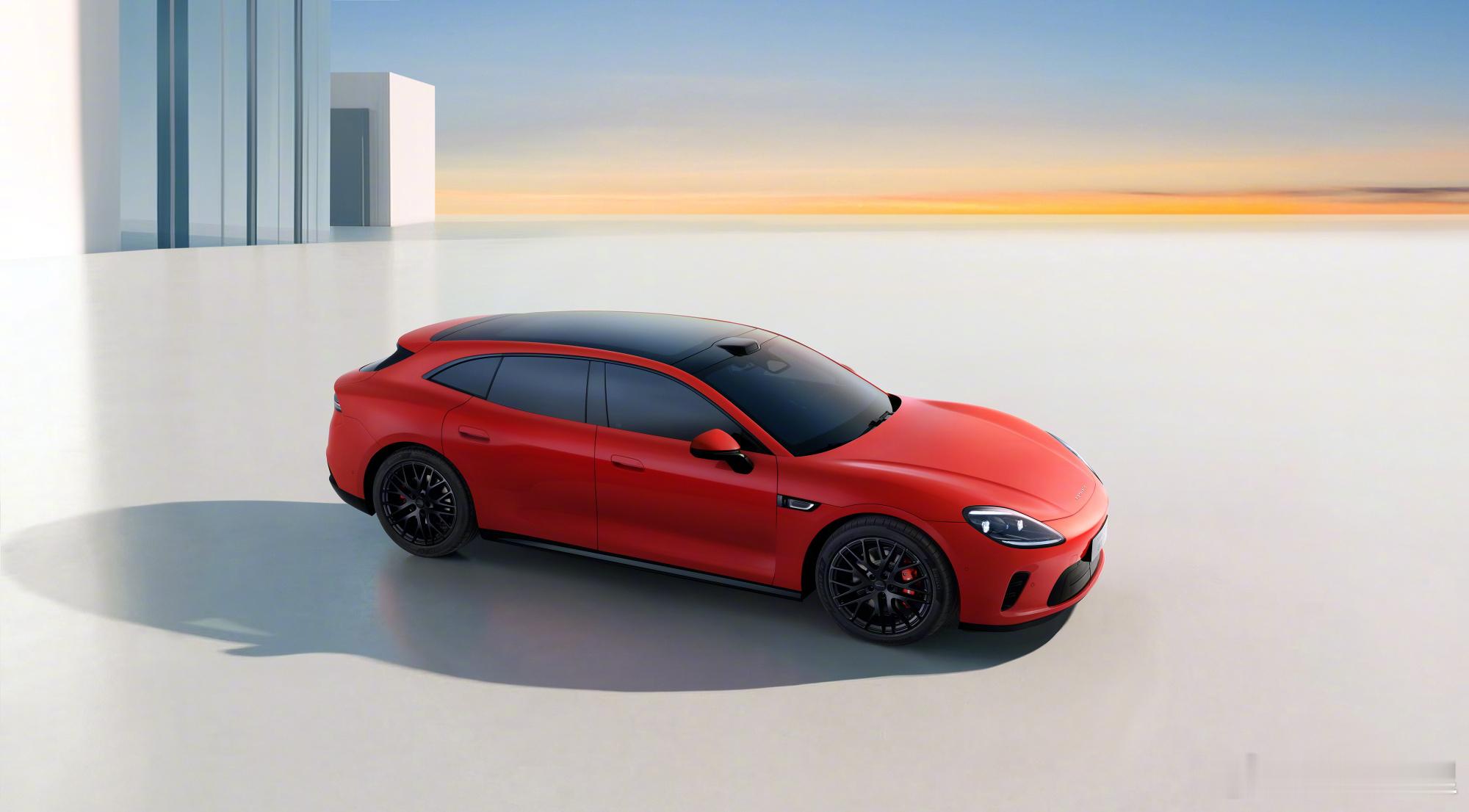 启境GT7展露华系之翼！作为华为乾崑硬核技术的全栈首发载体，这辆车展示了当前智能