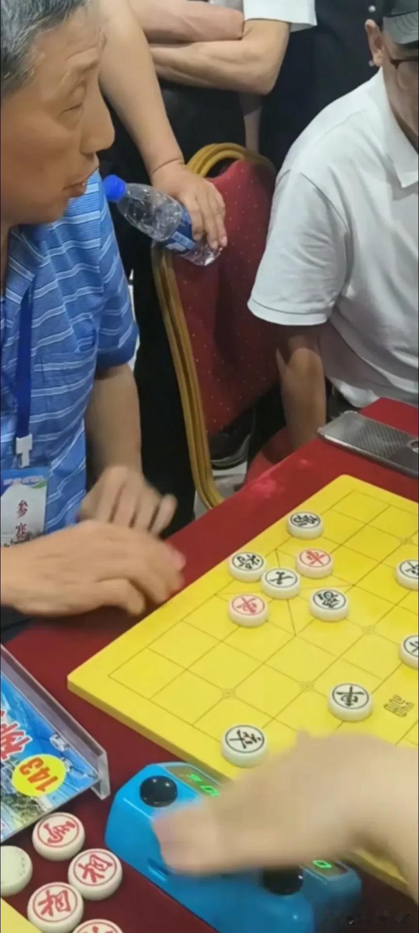 让特级大师柳大华老师告诉你，啥叫“推枰认负”！
     在“大美阳新杯”象棋公