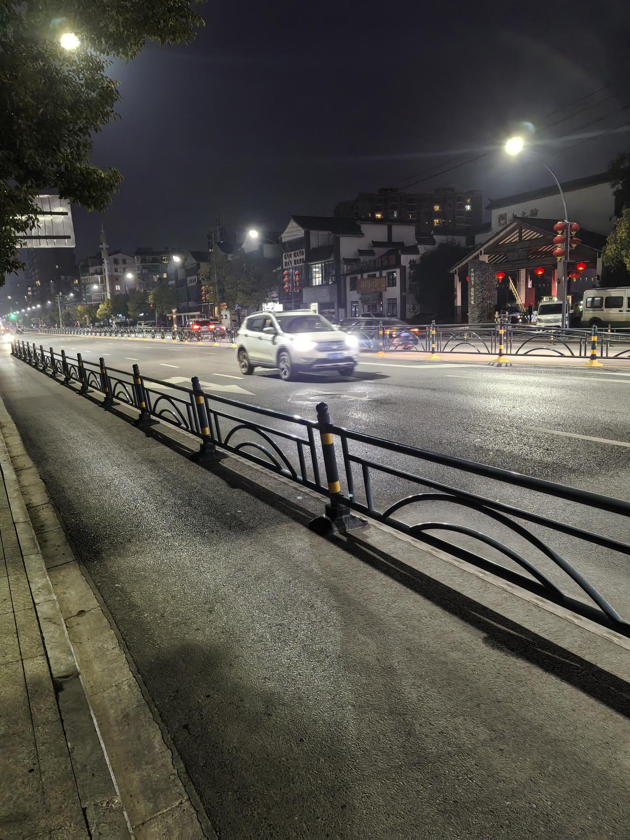 晒图笔记大赛 参加晒图笔记大赛，必须来晒晒鄂州街道的夜景！
晚上漫步在鄂州的街道