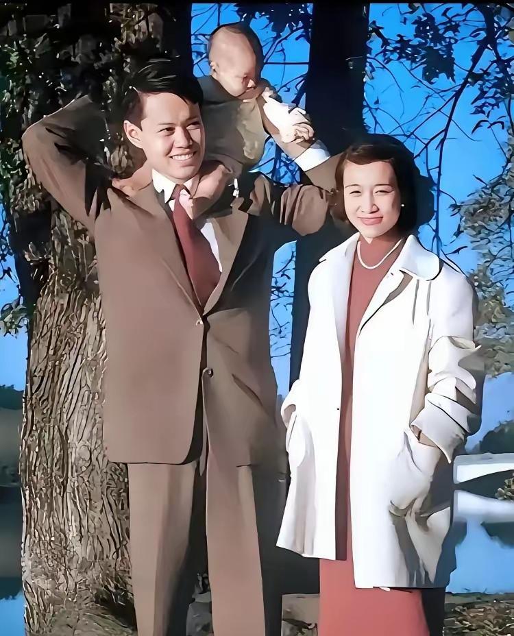 他蹲在工地角落啃馒头，手机里是女儿发来的语音：“爸爸，你什么时候回来？
”
他没