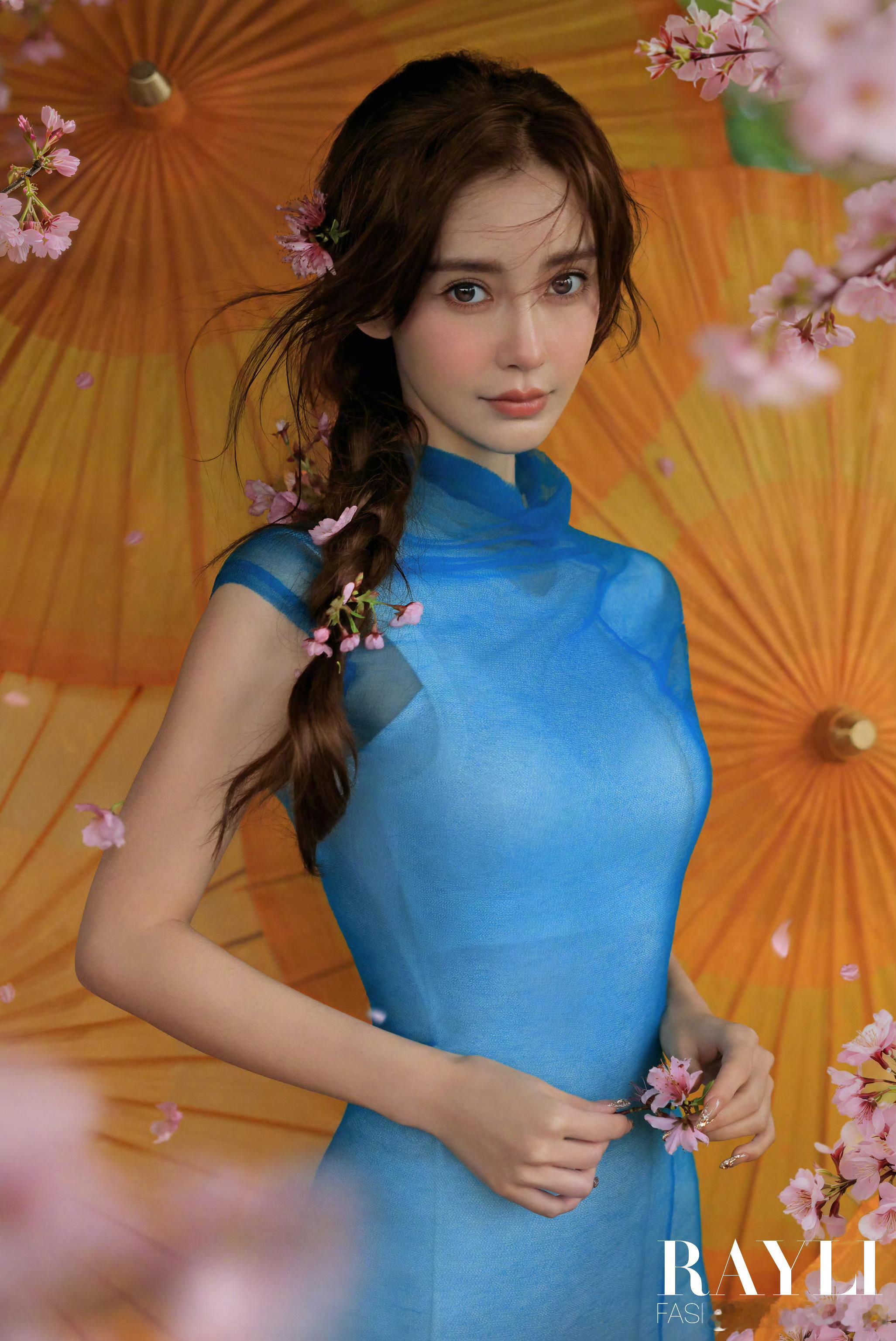 陈漫给Angelababy拍的这组点黛落樱着实美艳。水墨江南叠加水彩晕染，摄影的