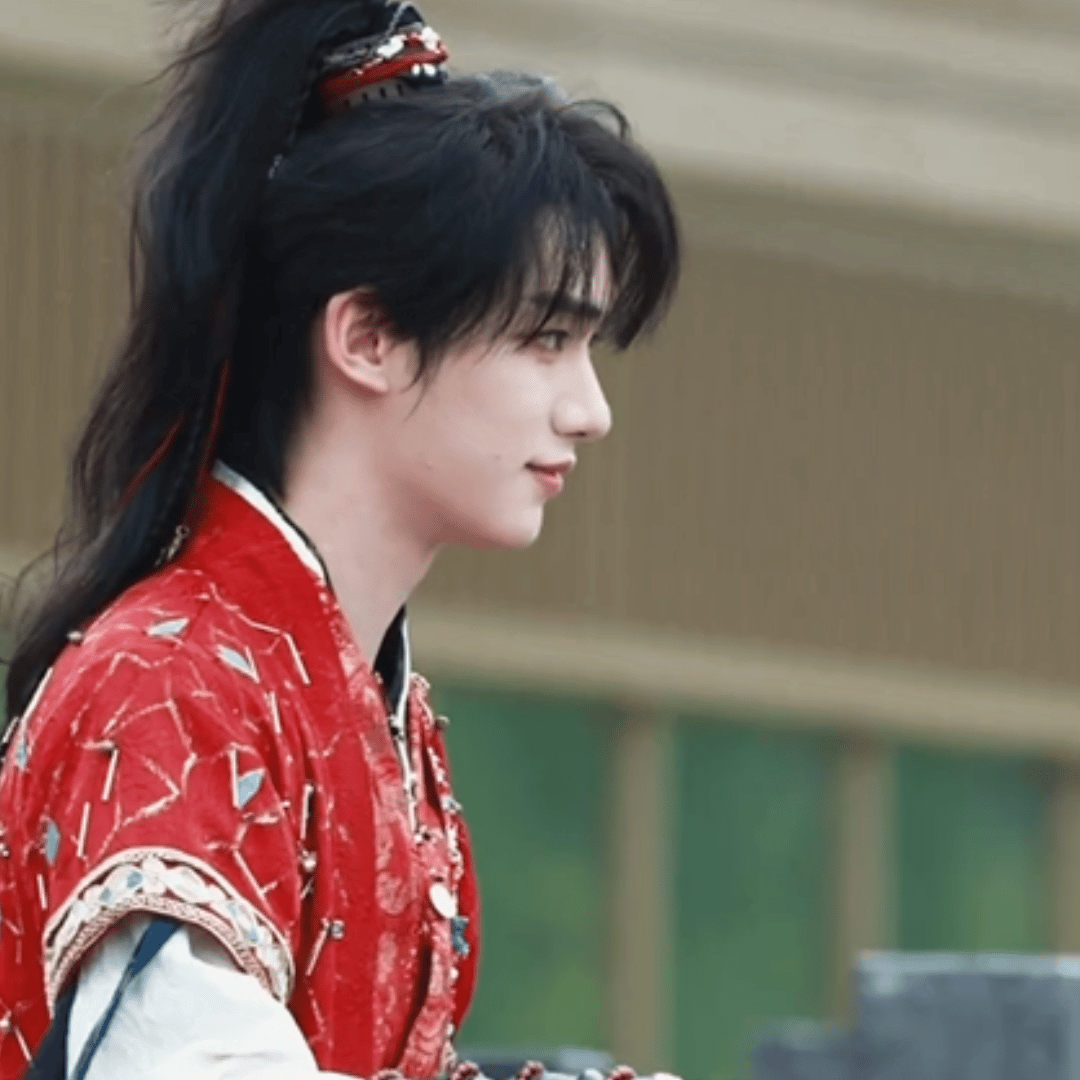 我家小郎君的卷发下面还有小辫子欸🥺 