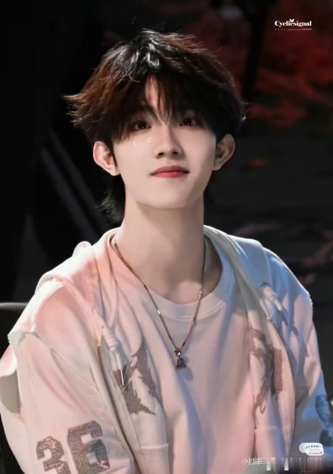 TXT观看苏新皓翻跳GGUM跨圈双向认可太惊喜，舞蹈流畅氛围感十足，被原唱认真观