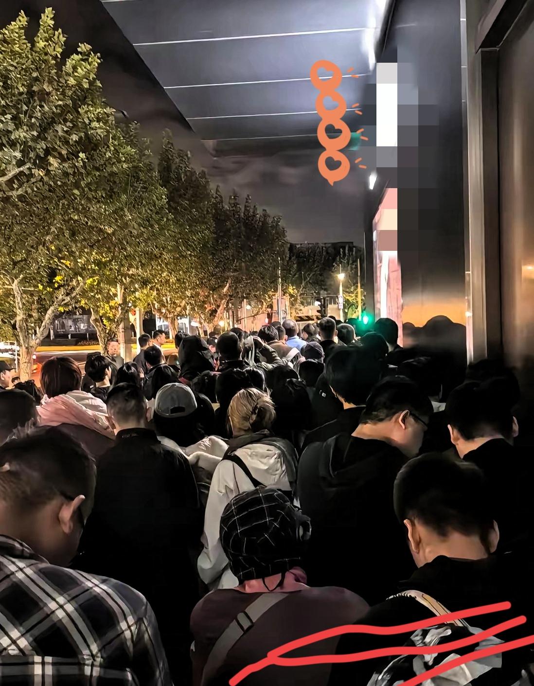 现在局势紧张，
奉劝大家
千万不要在这时候
去卖黄金。
“乱世藏金”从不是空话，