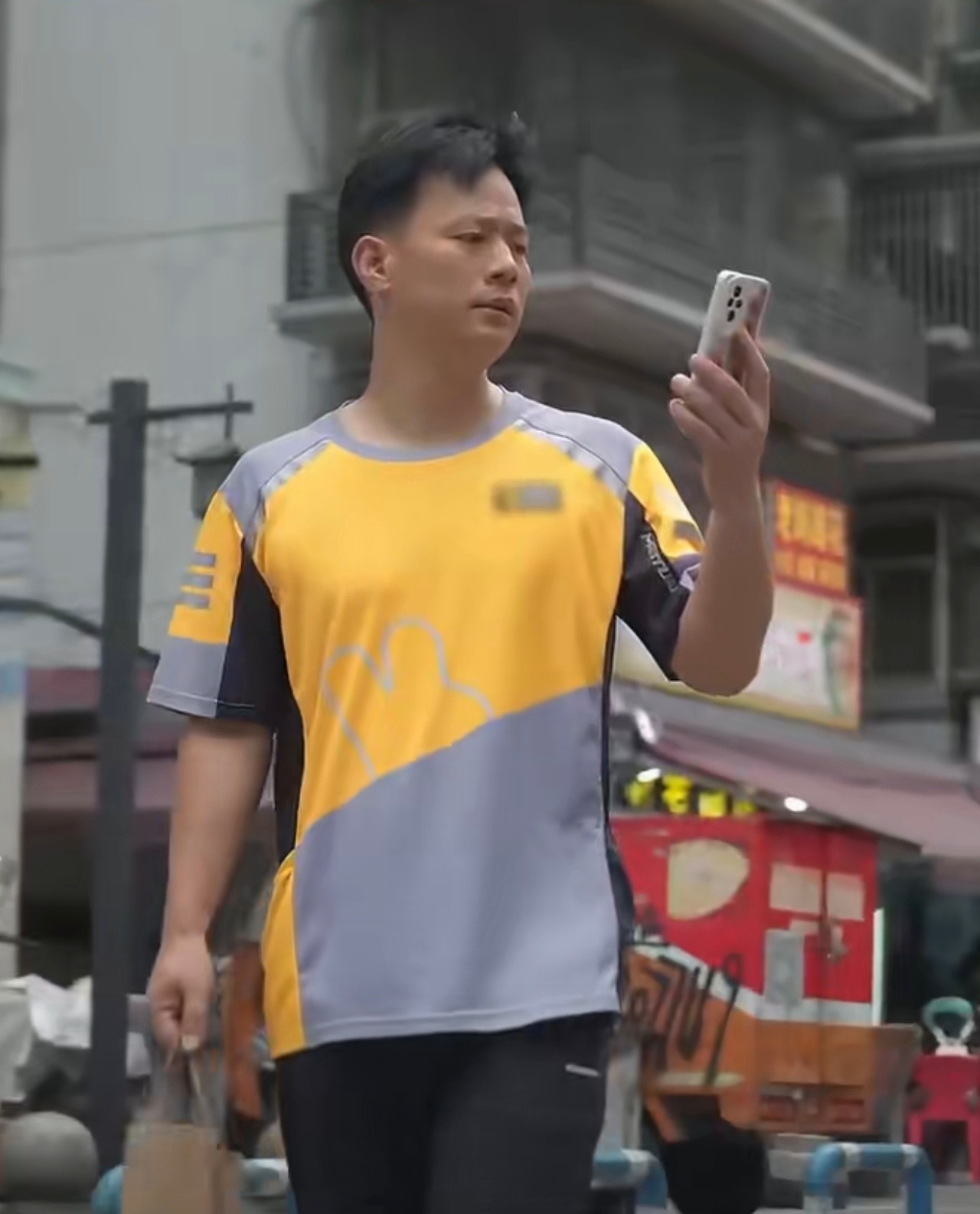 在重庆对抗炎热的正确打开方式 重庆人的夏天智慧，就是把“怎么舒服怎么来”穿在身上