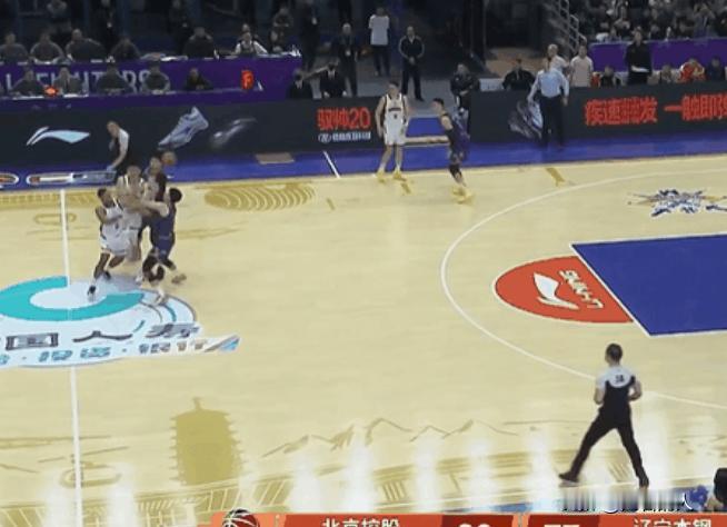 辽宁关键时刻低级失误，两人抢球出界




看不明白辽宁最后这个战术，都想要拿球