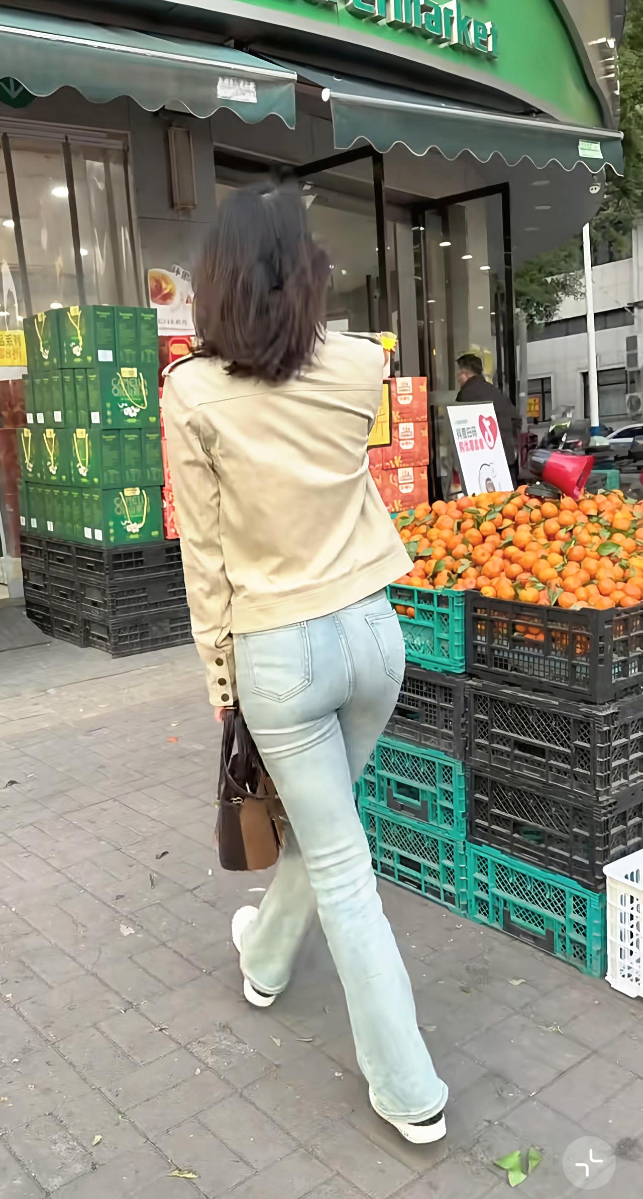 唯美意境： 背影与金黄，构成了街角最浪漫的生活诗行。紧身牛仔裤 牛仔裤美照