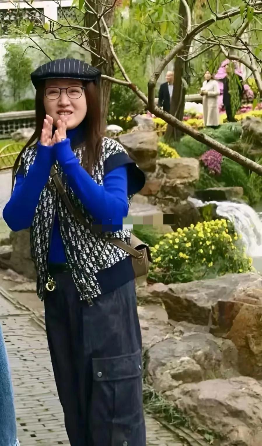 杨钰莹的近照🈶，现年53岁的杨钰莹，说话声音还是嗲嗲的，这是天生的甜嗓子吧！赖