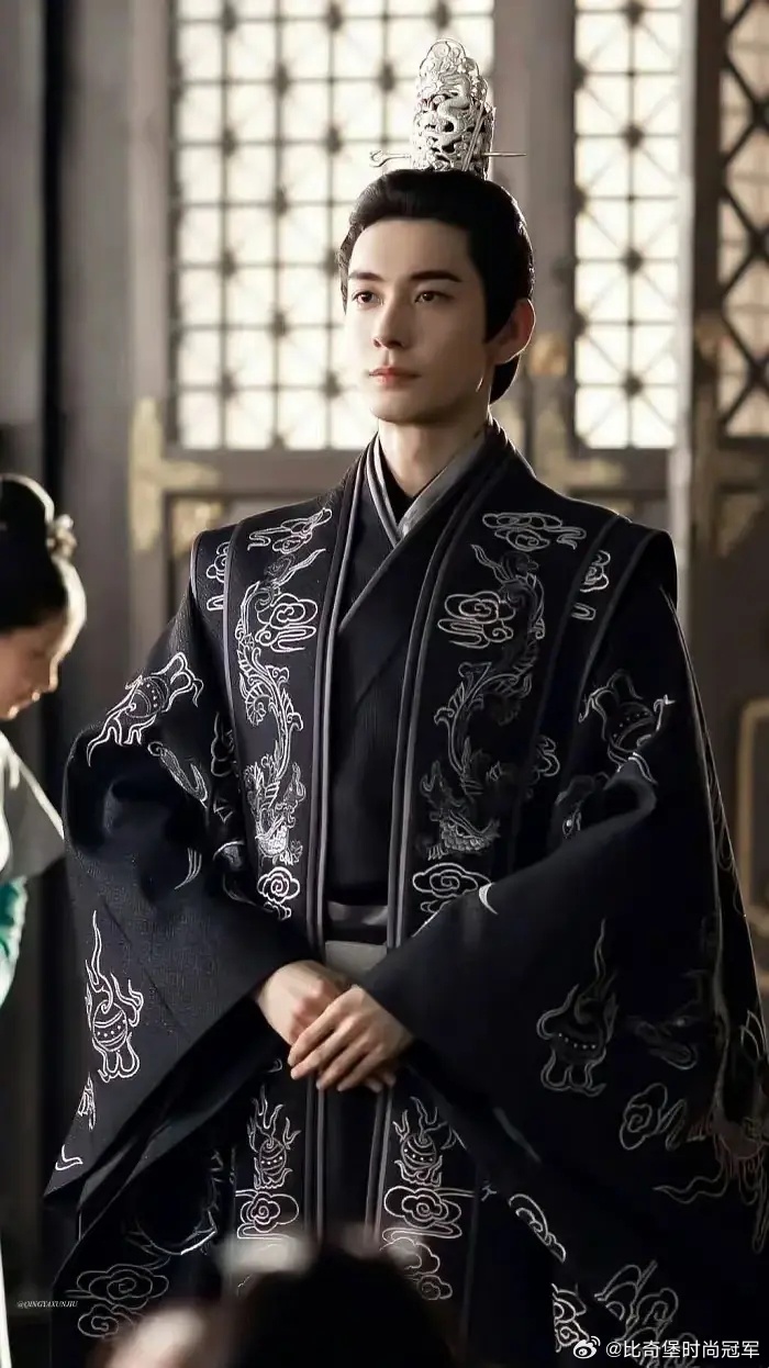 人们都说图2对比东宫陈星旭老了很多 但图2对比他的现偶 已经算帅了 