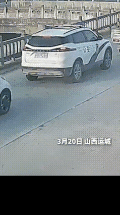 不需要报警了！
老头乐撞到了警车，老头乐了，这不是太岁头上动土，自找没趣儿吗？有