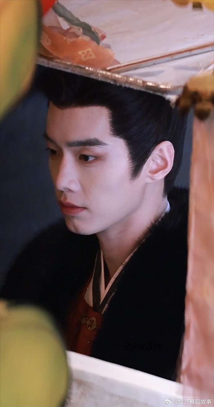 何与天选武侠生何与白衣挥剑气场全开，雪地以一敌百的画面，看得人全程热血沸腾。何与