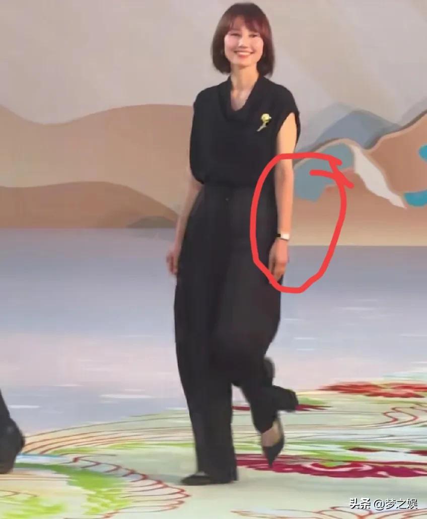 袁泉，她的与众不同就是很接地气，作为一名演员她和我们一样过夏天，看手臂就能看出她