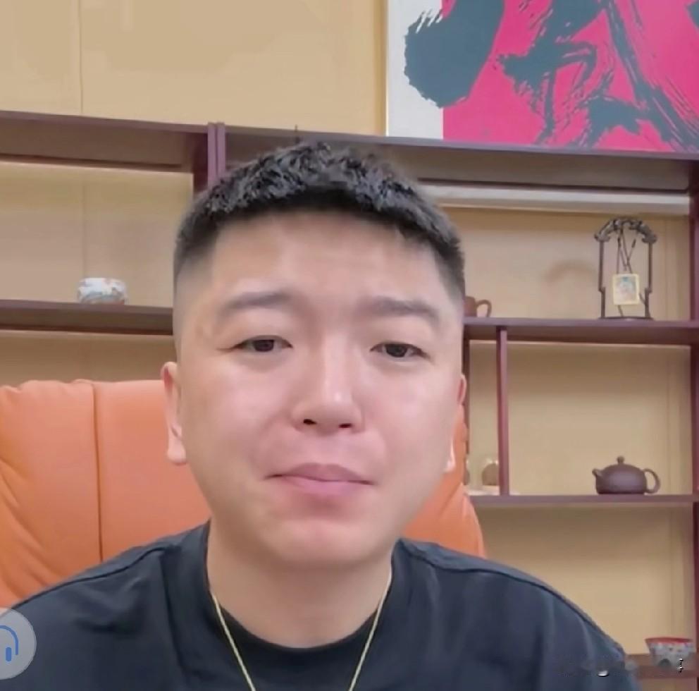 王小源提醒王某人抓住“立人设”好机会。

           王小源分析天佑组