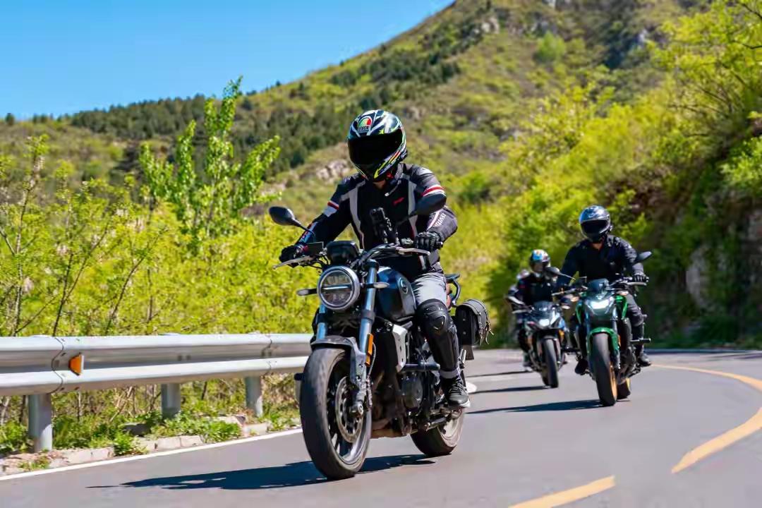 📡 春季跑山，头盔护具只是底线，头盔通讯系统才是车队的隐形指挥官。实现山区、隧