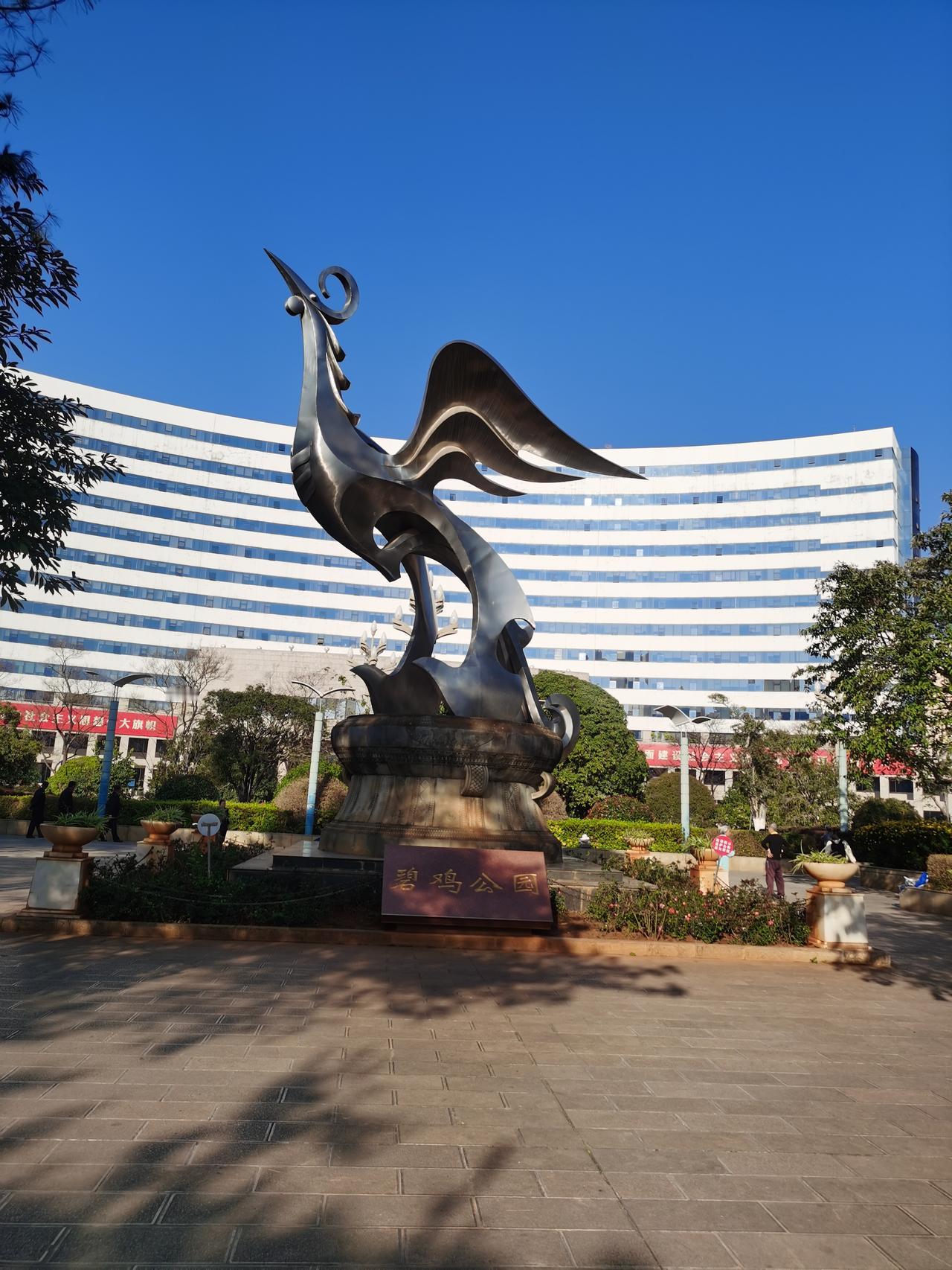 公交拉的人大多是老年人，亏损也大！昆明地铁拉的人多照样亏损，公共交通的运营确实面