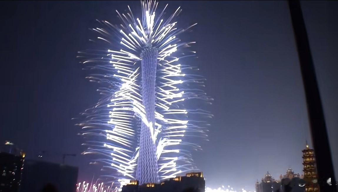 真的不敢相信，在抖音突然刷到广州小蛮腰燃放烟花，简直帅得爆炸！这应该是有且仅有的