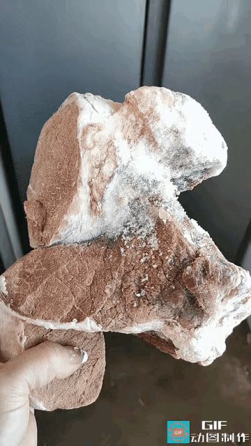 冻肉硬核分家，反手砸烂大理石窗台，主打一个大力出奇迹
 
妈妈一通电话，吩咐女儿