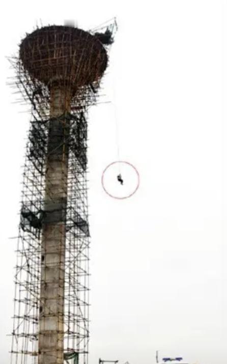 “吃相太难看了！”陕西扶风，一男子干活时，从塔上坠落身亡，公司赔偿家属180万后