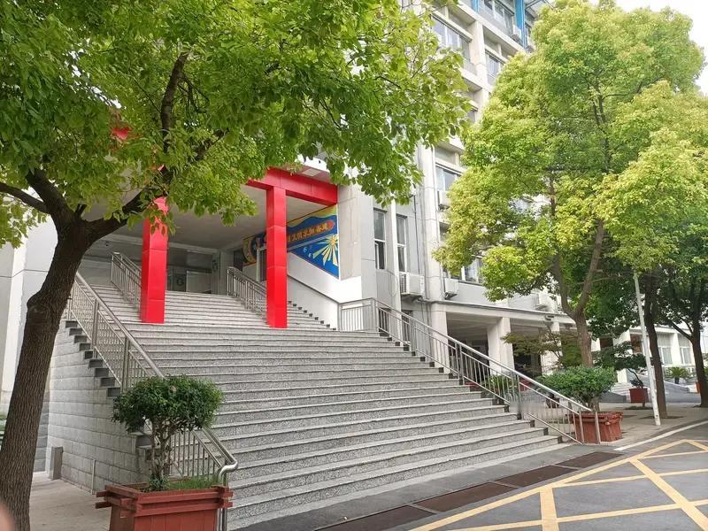 说到中小学校长是否上课的时候，很多网友说，他们学校的校长没上过一节课，二十多年前