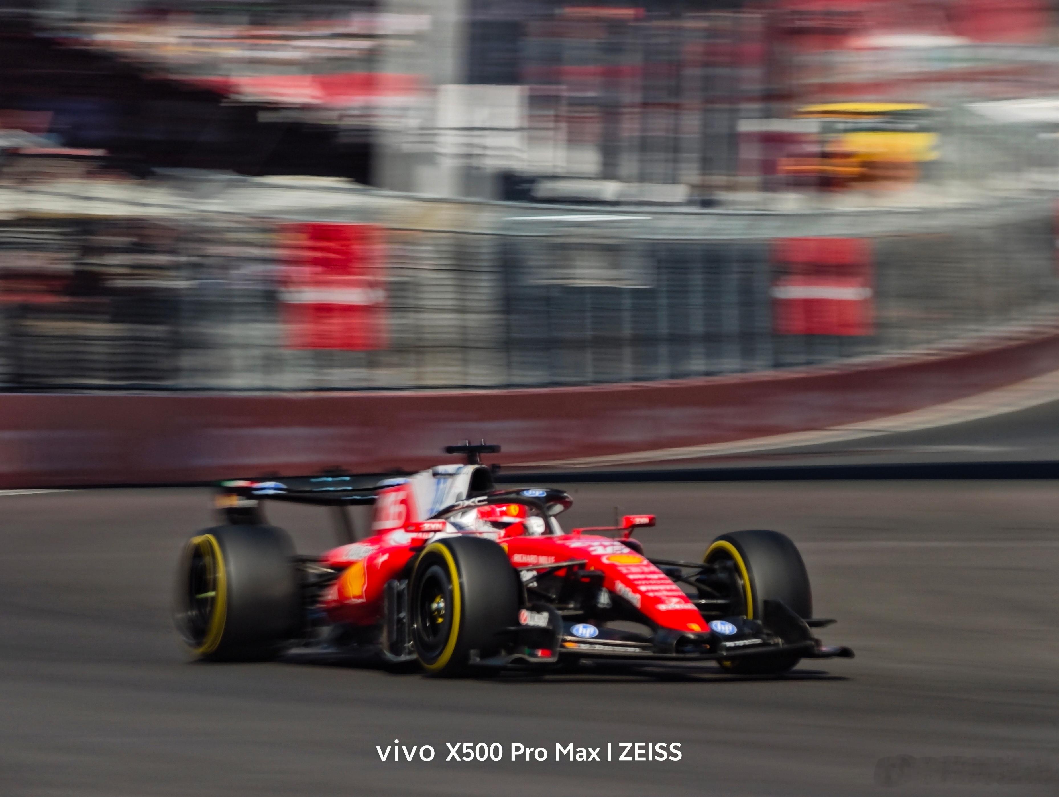 你有没有想过，用手机拍时速 300km/h 的 F1 赛车，到底有多难？F1 全