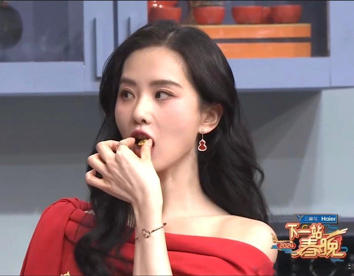 被今晚红裙刘诗诗美晕了，首登春晚，期待明晚舞台 ​​​