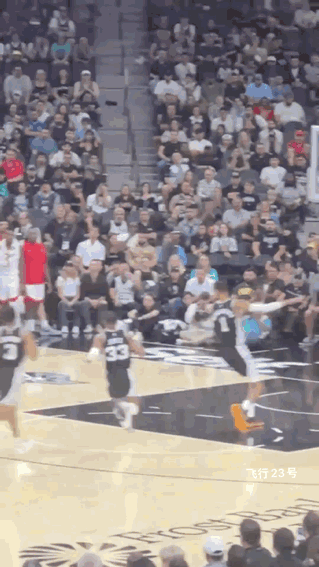 NBA新门面诞生！
文班亚马火了
球迷们热情高涨，站着高呼！
这样的场景，这样期