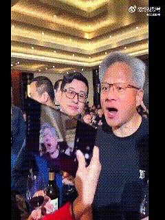 当有人拿着三折叠凑到黄仁勋面前，老黄那一下子的表情，真的挺绝的。
明明是见过大场