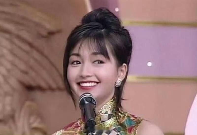 李绮红当初年轻时因长相甜美、性格开朗，被选中港姐季军，再后面出演1995年版《神