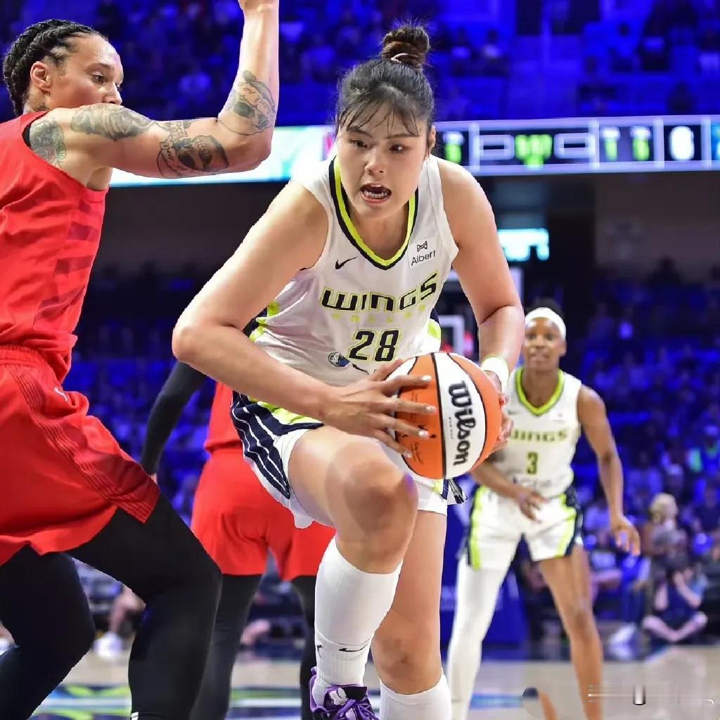 达拉斯飞翼68-55亚特兰大梦想，李月汝爆发，拿下10分15篮板，正负值高达+1